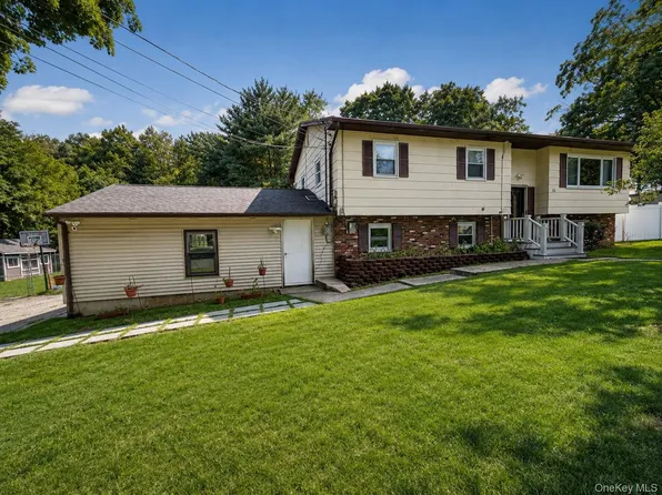 12 Dundee Cir, Middletown, NY 10941