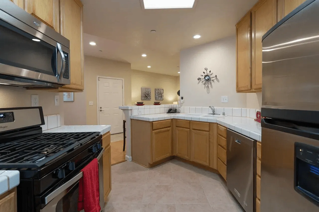 2 bed, 1174 sqft, $4,200 — Photo 2