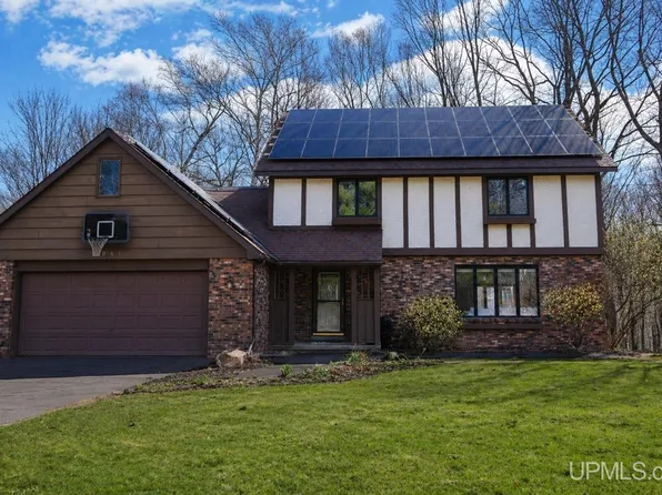 1041 Allouez Rd, Marquette, MI 49855