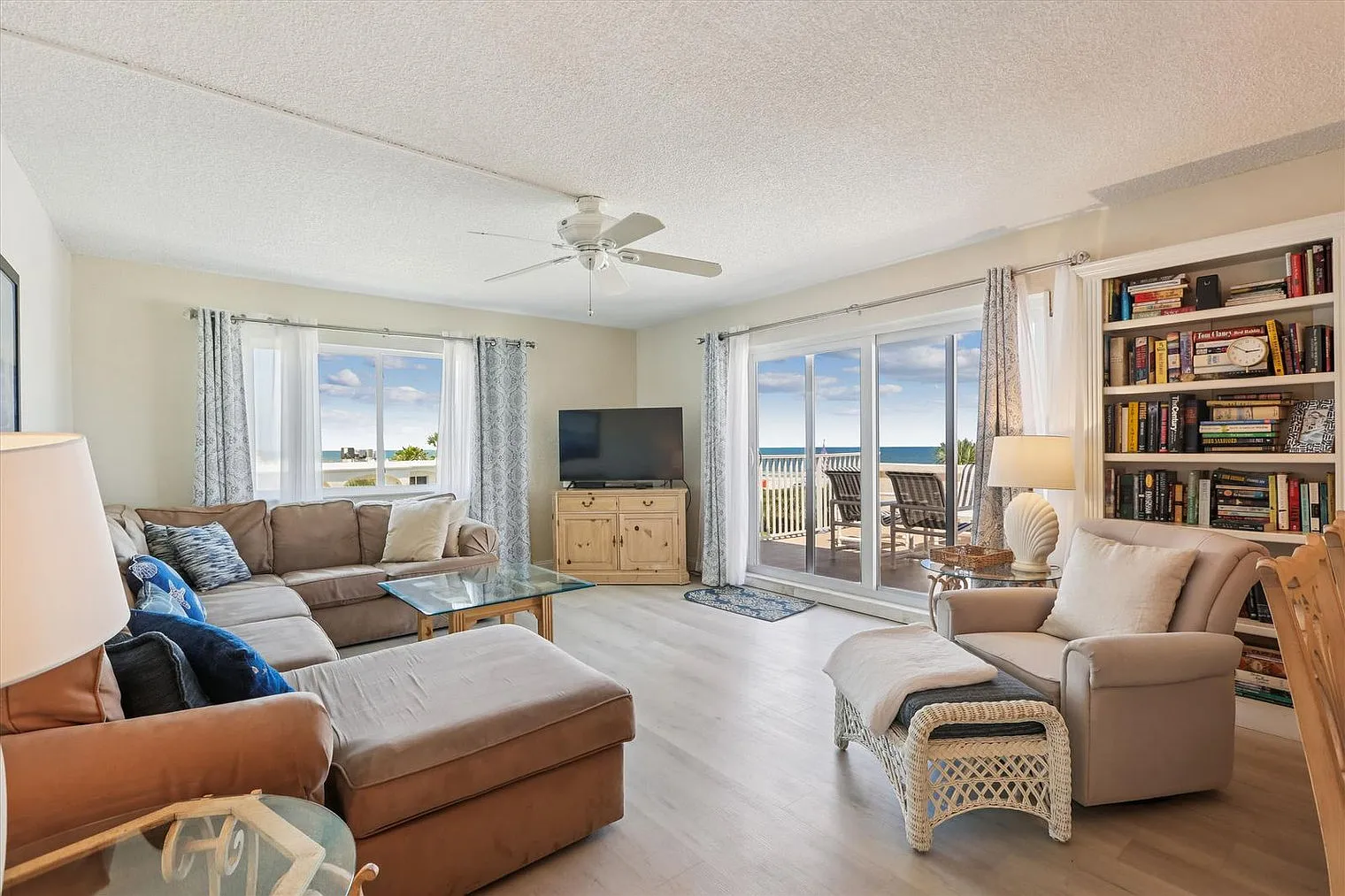 3 bed, 3.0 bath, 1474 sqft, $8,858 — Photo 4