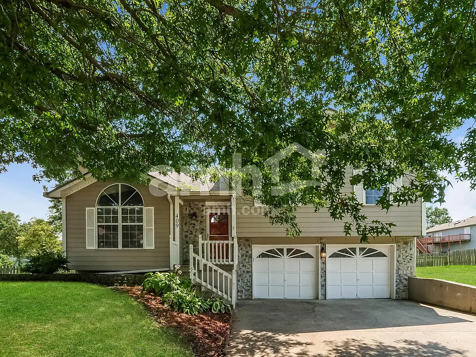409 SE Onyx Cir