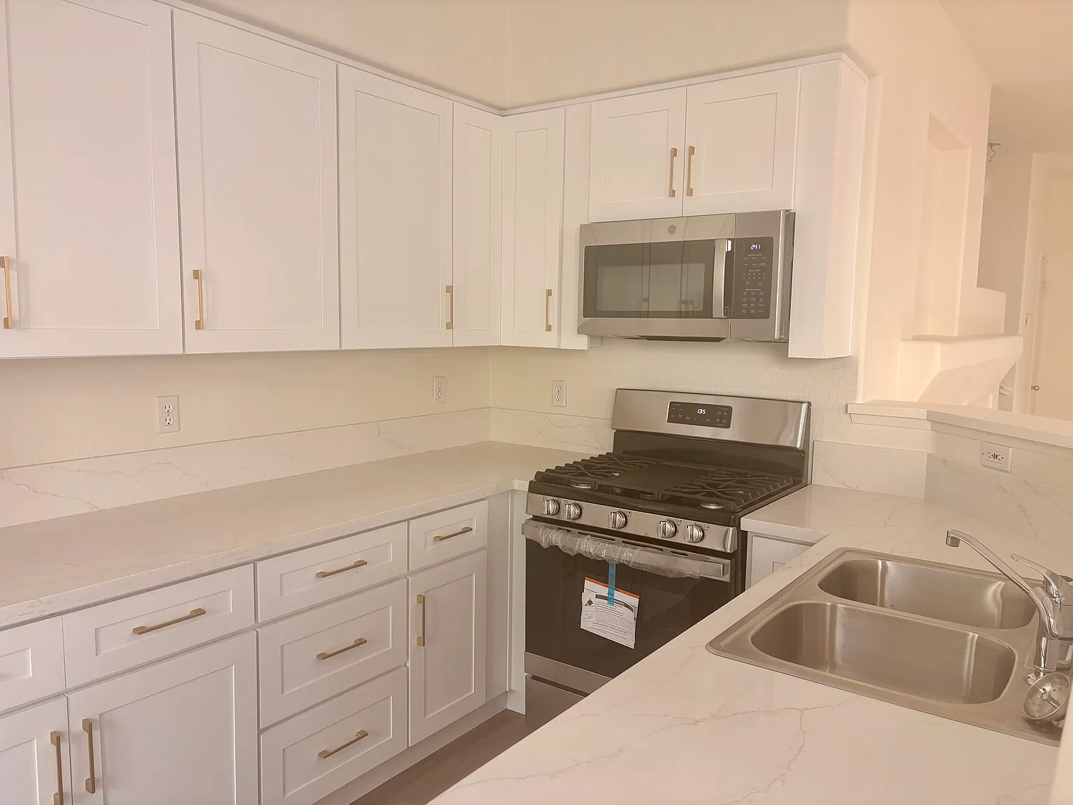 3 bed, 2.5 bath, 1335 sqft, $4,000 — Photo 4