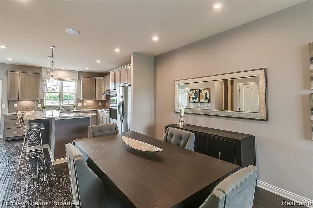 3 bed, 3.5 bath, 2060 sqft, $3,800 — Photo 4