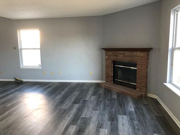 3rd image of 14616 Roeriver Ct