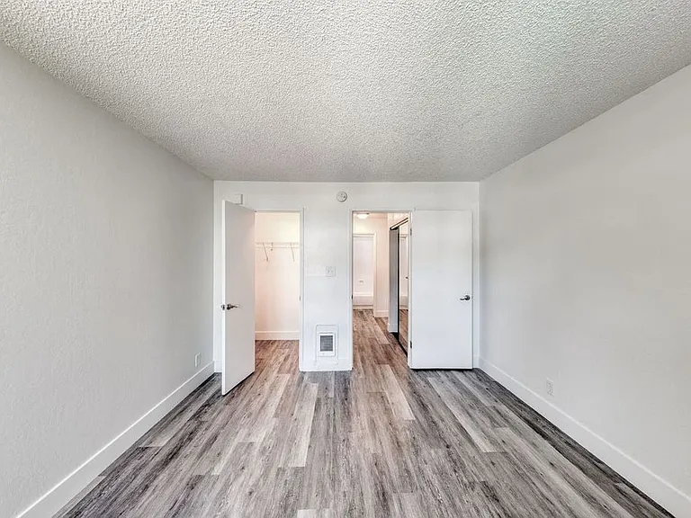 424 Callan Ave — Photo 17