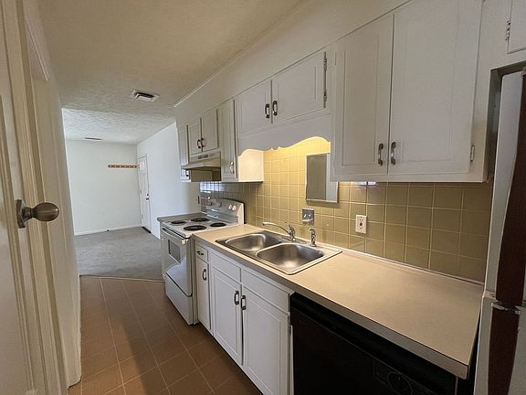 2nd image of 104 Holmes Cir APT 4