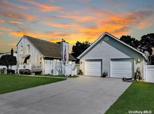 37 Argyle Dr, Shirley, NY 11967