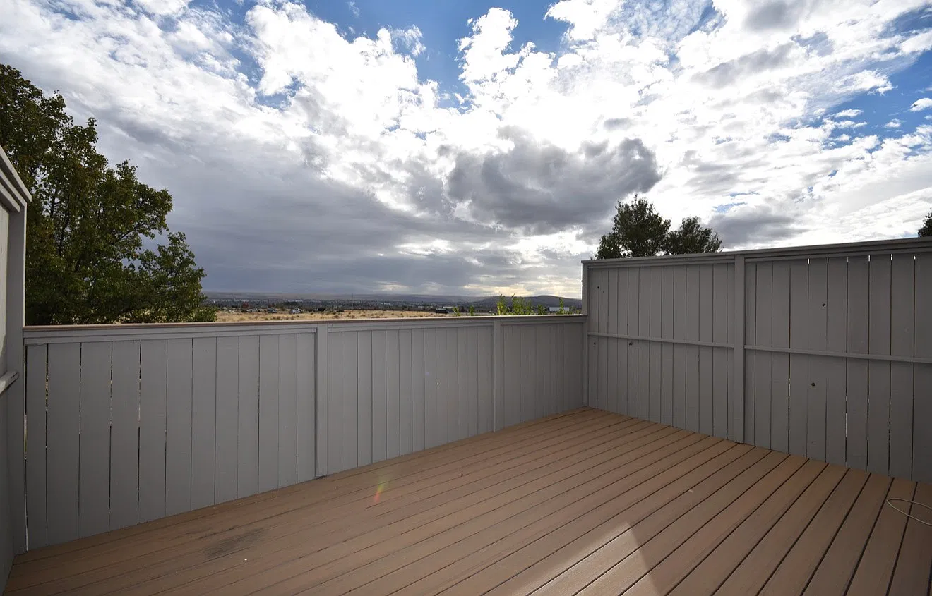 3 bed, 3.5 bath, 2200 sqft, $2,200 — Photo 3