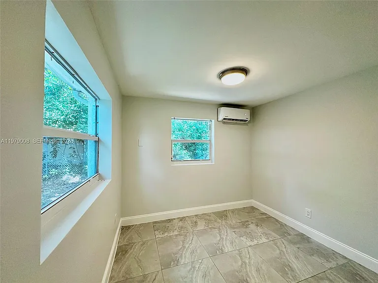 1279 NE 40th Pl #3 — Photo 6