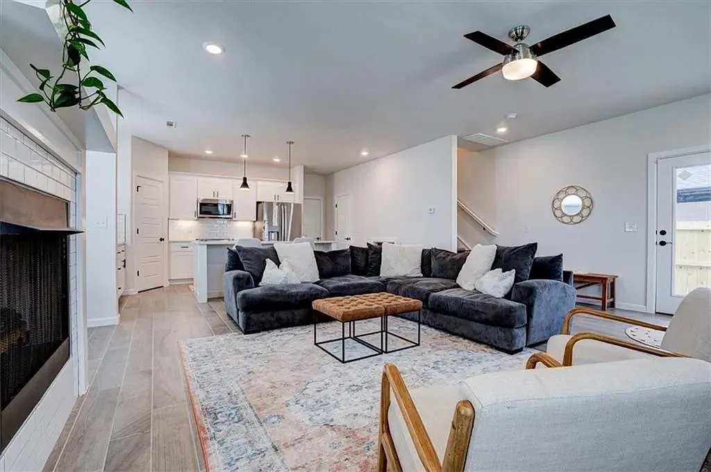 3 bed, 2.5 bath, 1704 sqft, $2,200 — Photo 3