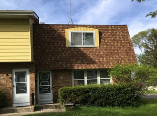 896 Village Quarter Rd, West Dundee, IL 60118