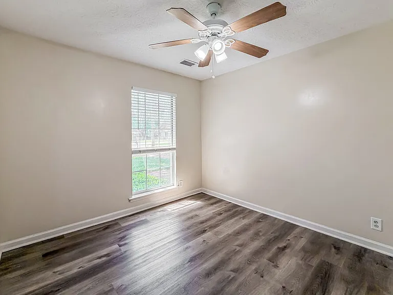 104 Carolina Ct — Photo 8
