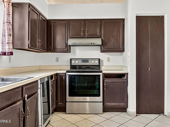 3rd image of 876 S NEBRASKA Street #10