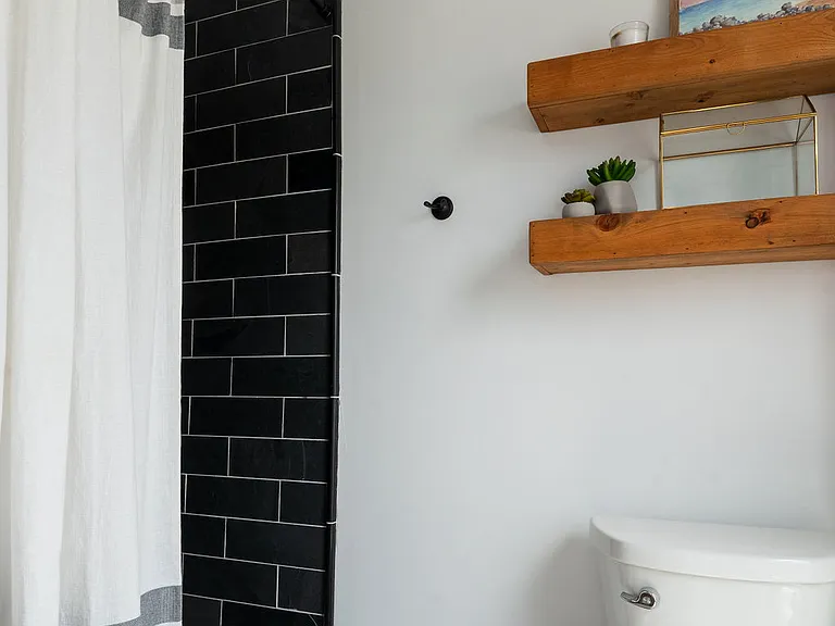 2nd upstairs bath