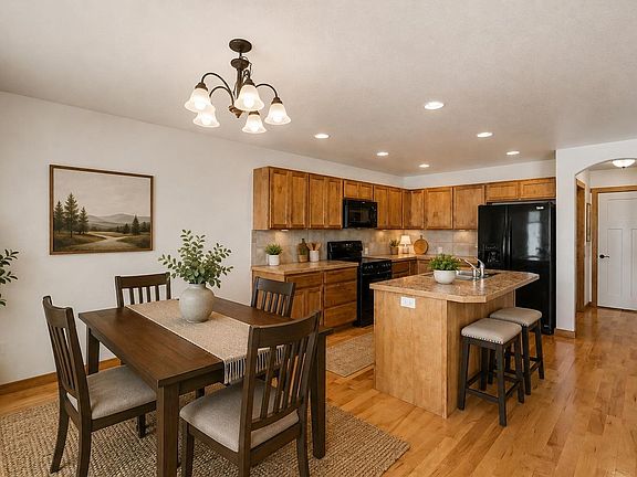 4th image of 655 S Mountain View Dr