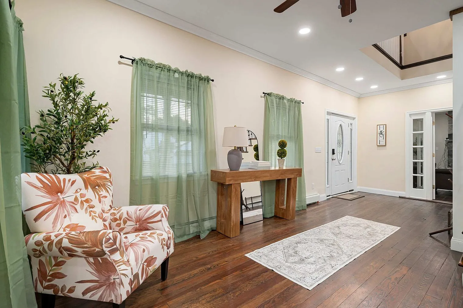 3 bed, 3.0 bath, 3885 sqft, $8,440 — Photo 2