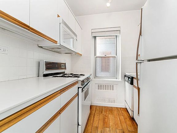 4th image of 118 E 60th St APT 25E