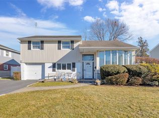 35 Loretta Dr, Syosset, NY 11791