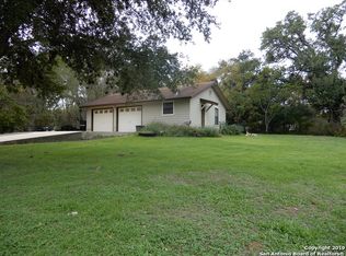 1601 F St, Floresville, TX 78114