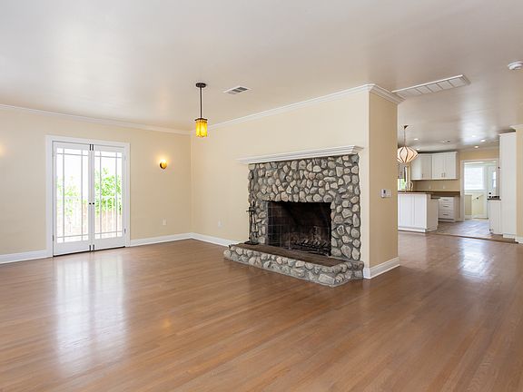 4th image of 1738 Oakwood St