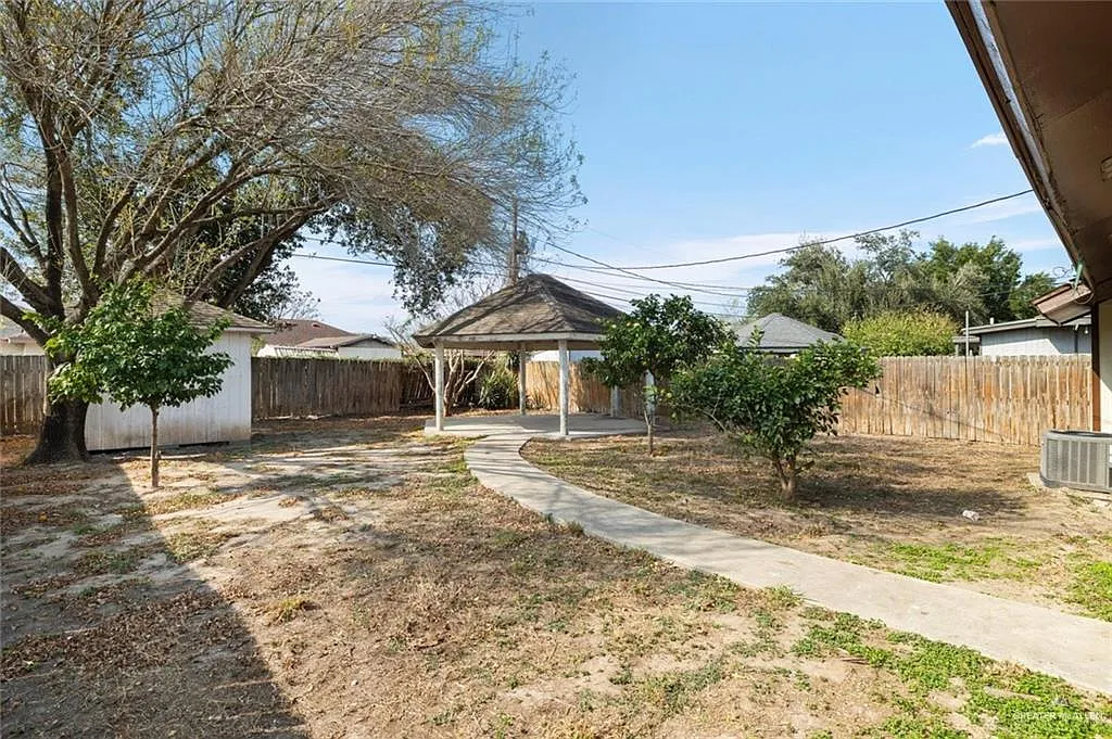 2 bed, 1.0 bath, 981 sqft, $1,195 — Photo 2