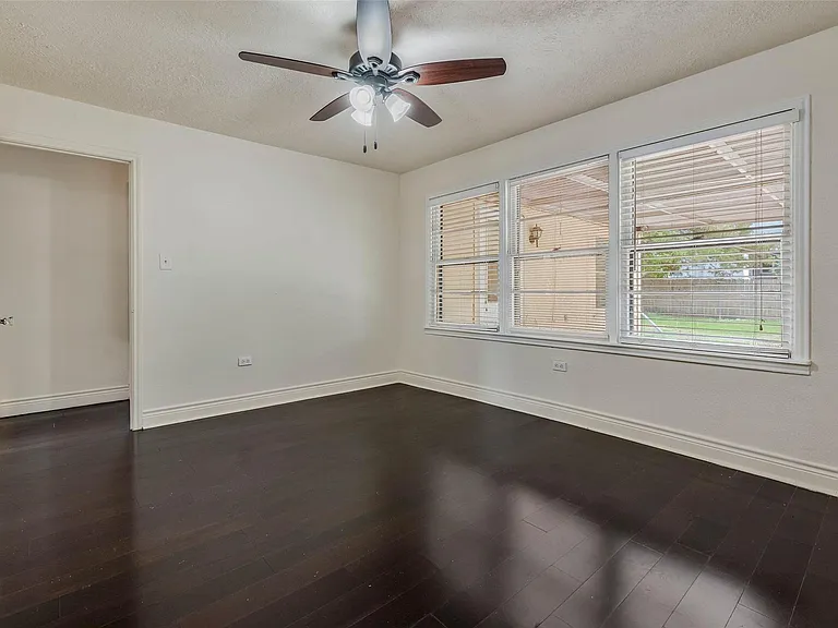 1116 Kettler St — Photo 15