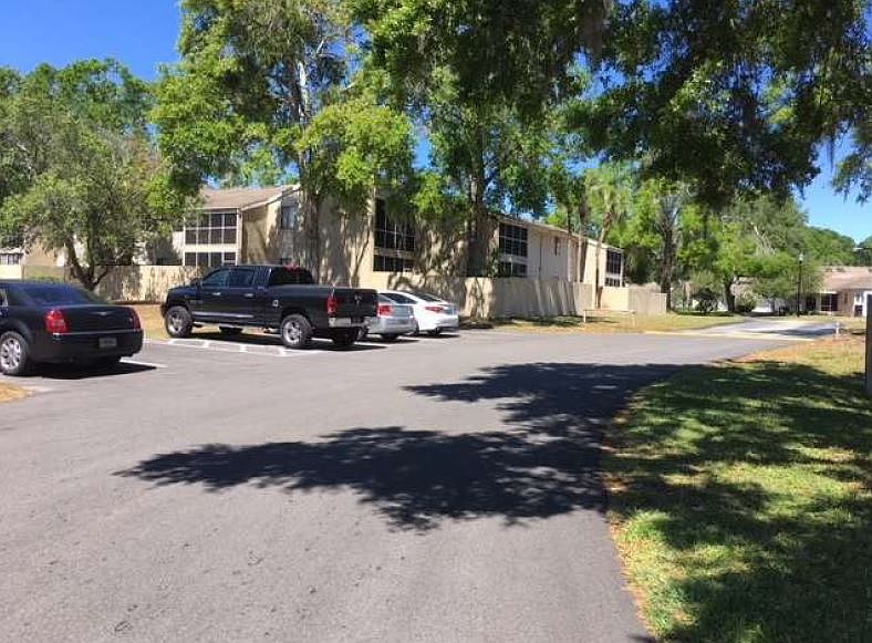 2nd image of 1409 Oak Pl APT E
