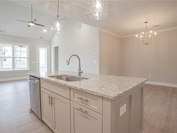 5th image of 107 Magnolia Ln