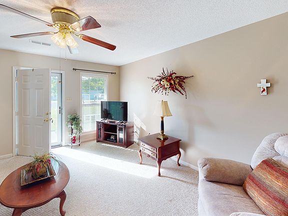 3rd image of 823 Wesley Dr