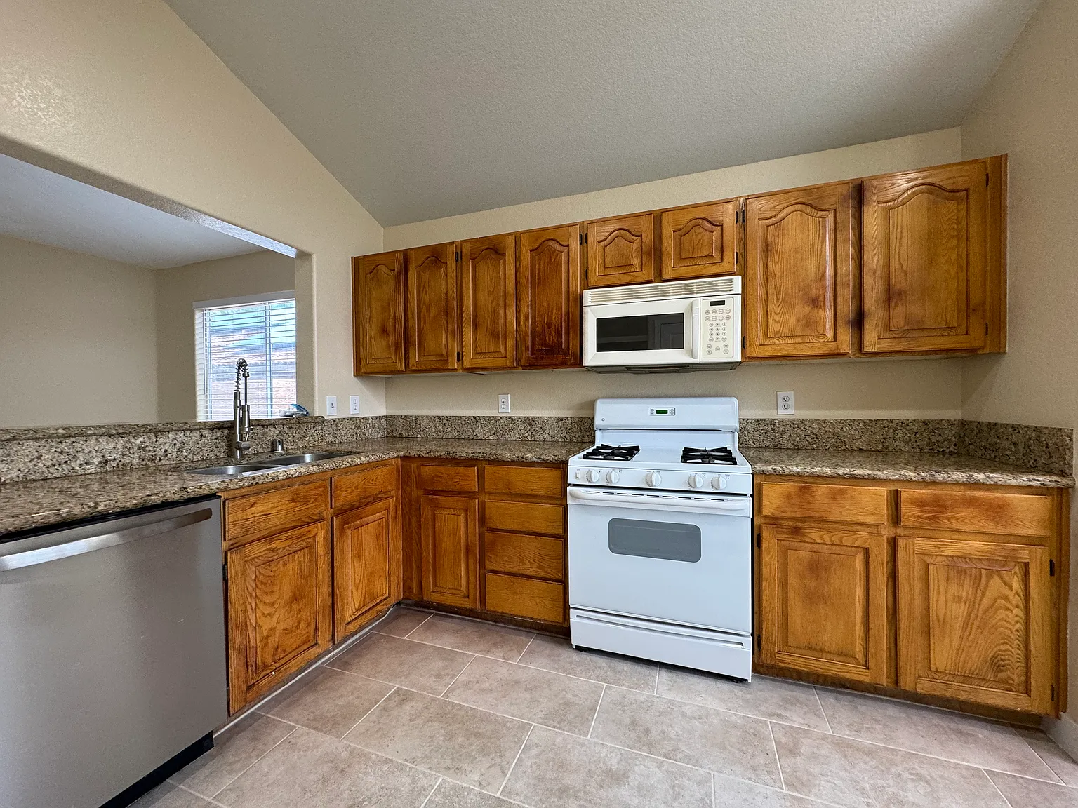 3 bed, 1425 sqft, $2,100 — Photo 4