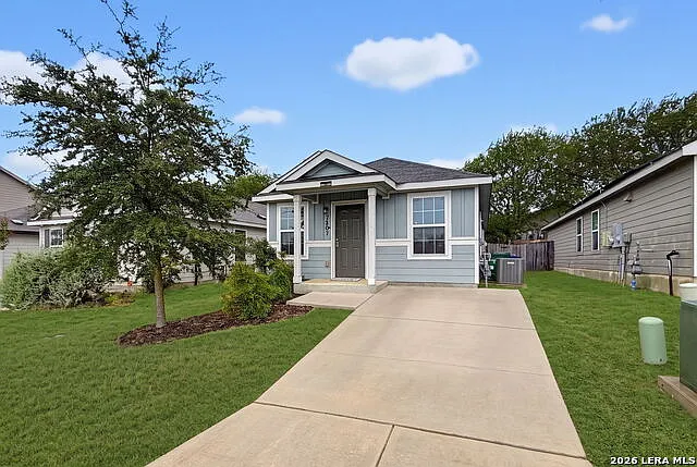 3 bed, 1.0 bath, 1018 sqft, $1,300 — Photo 2