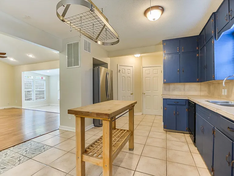 208 Braeswood Rd — Photo 7
