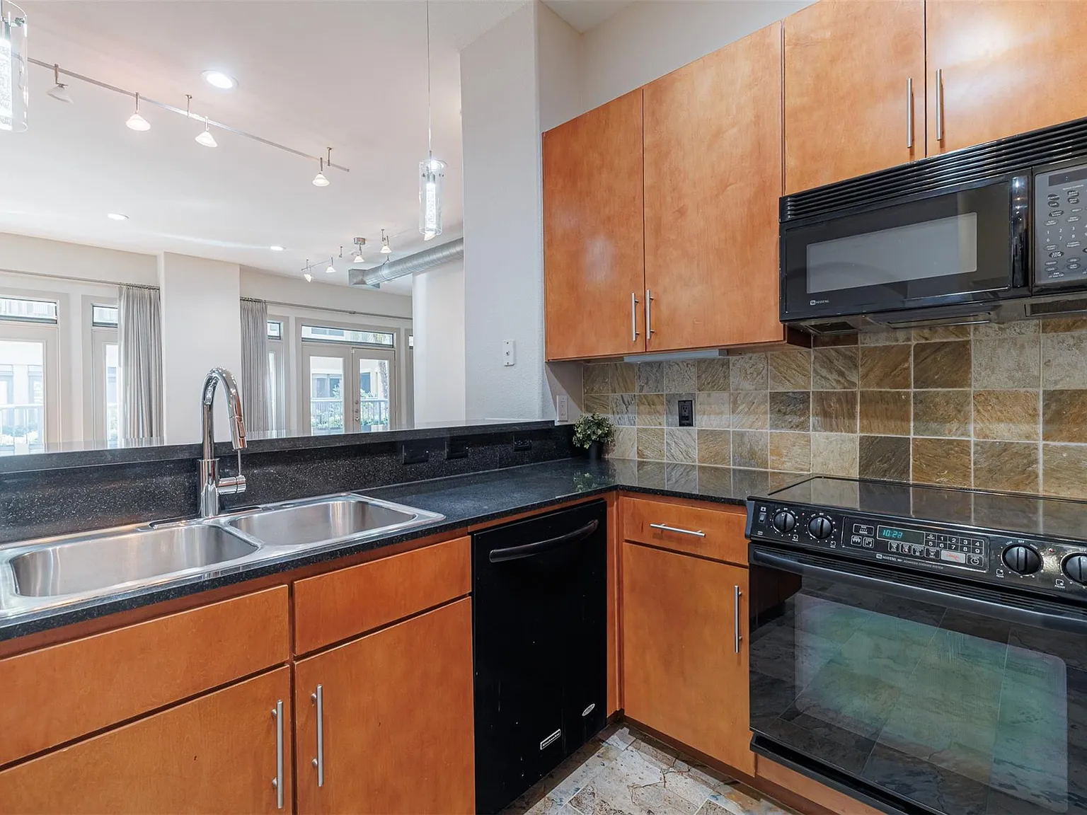 2 bed, 2.0 bath, 1373 sqft, $2,600 — Photo 3