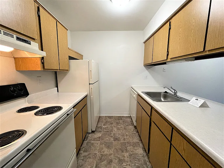 Charter Oaks Apartments — Photo 194