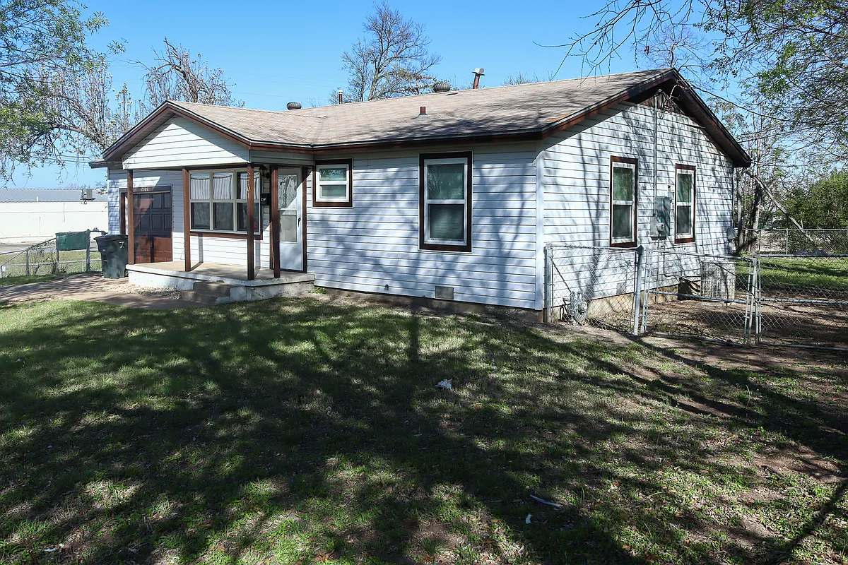 Building Photo - 2701 Hillside Dr