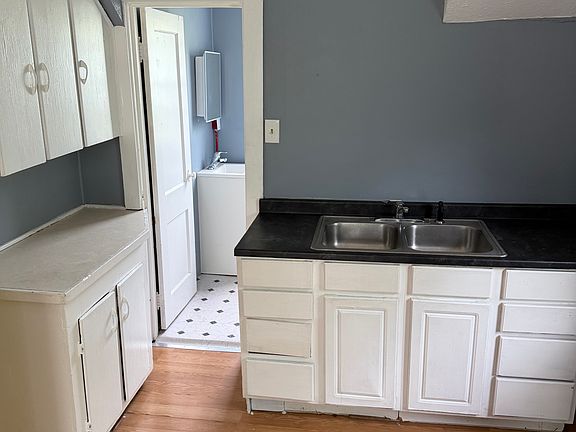 2nd image of 721 Sumner St APT 3