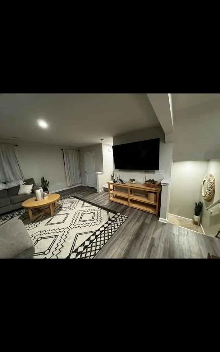 3 bed, 2.5 bath, 2400 sqft, $750 — Photo 2