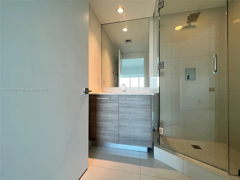 653 NE 32nd St — Photo 9