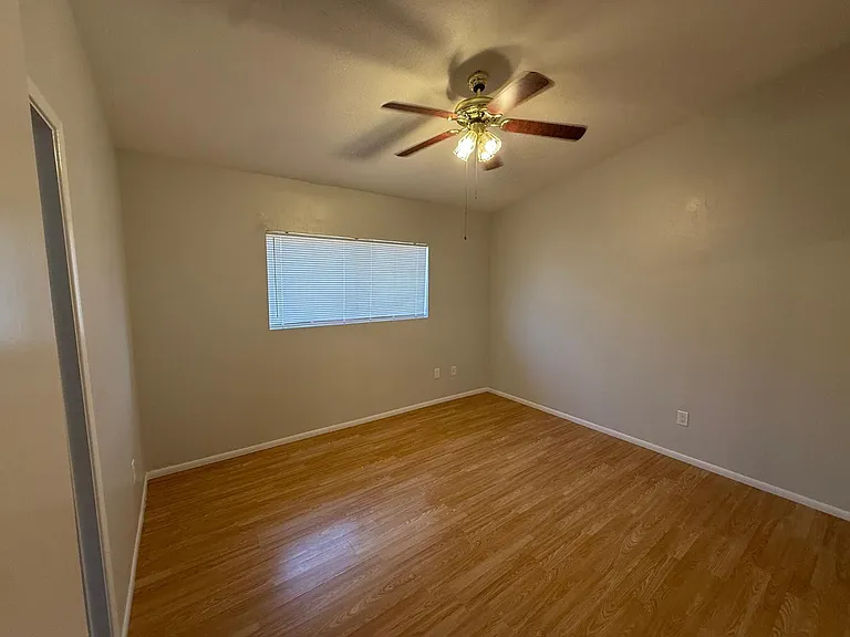 2527 S Maple Ave #102 — Photo 16