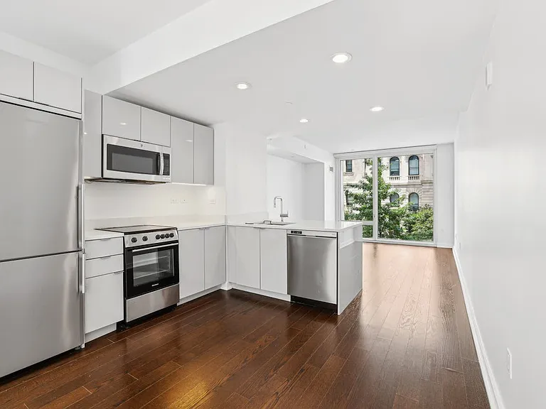400 W 113th St #327 — Photo 4