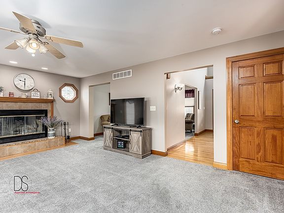 5th image of 1127 Country Oak Dr