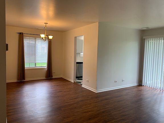4th image of 320 Pembroke Ct #1