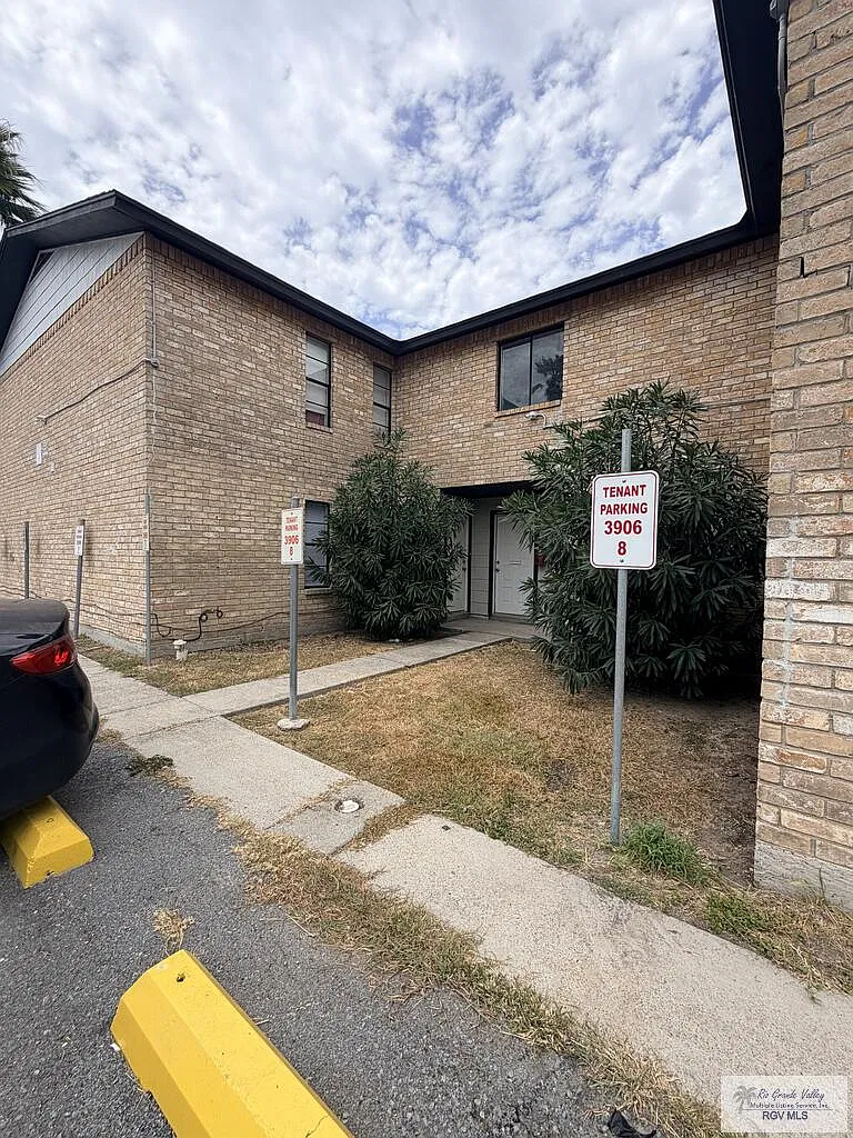 2 bed, 1.0 bath, $750 — Photo 2