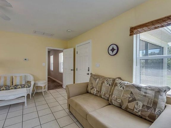 3rd image of 811 Lantana Ave