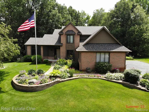 9827 Oak Valley Dr, Clarkston, MI 48348