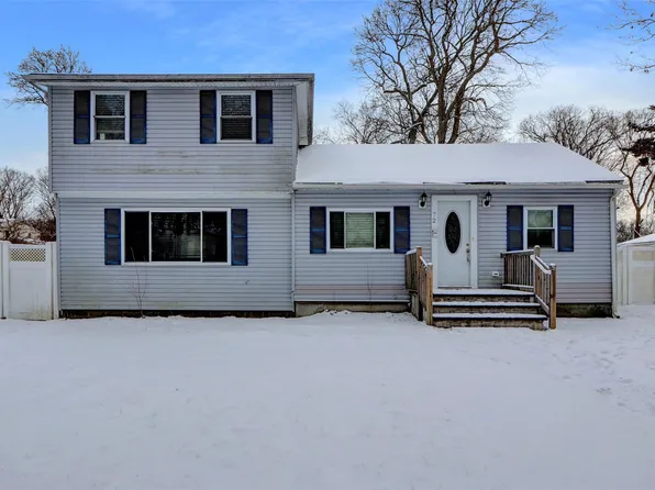 72 Oakmont Avenue, Selden, NY 11784