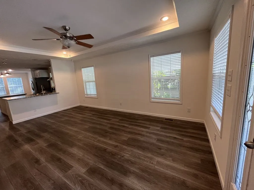 Building Photo - 10 Coachlight Ct #63