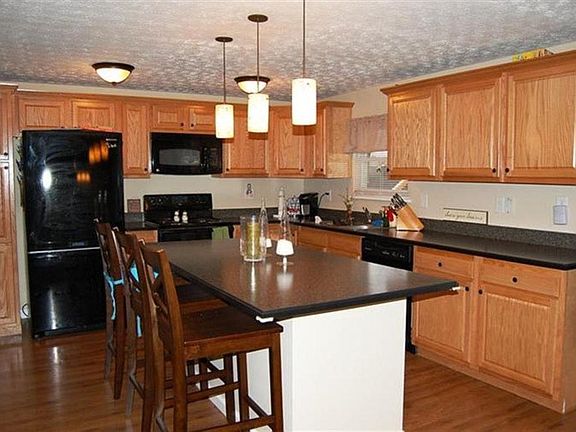 Furnished kitchen w/ breakfast bar