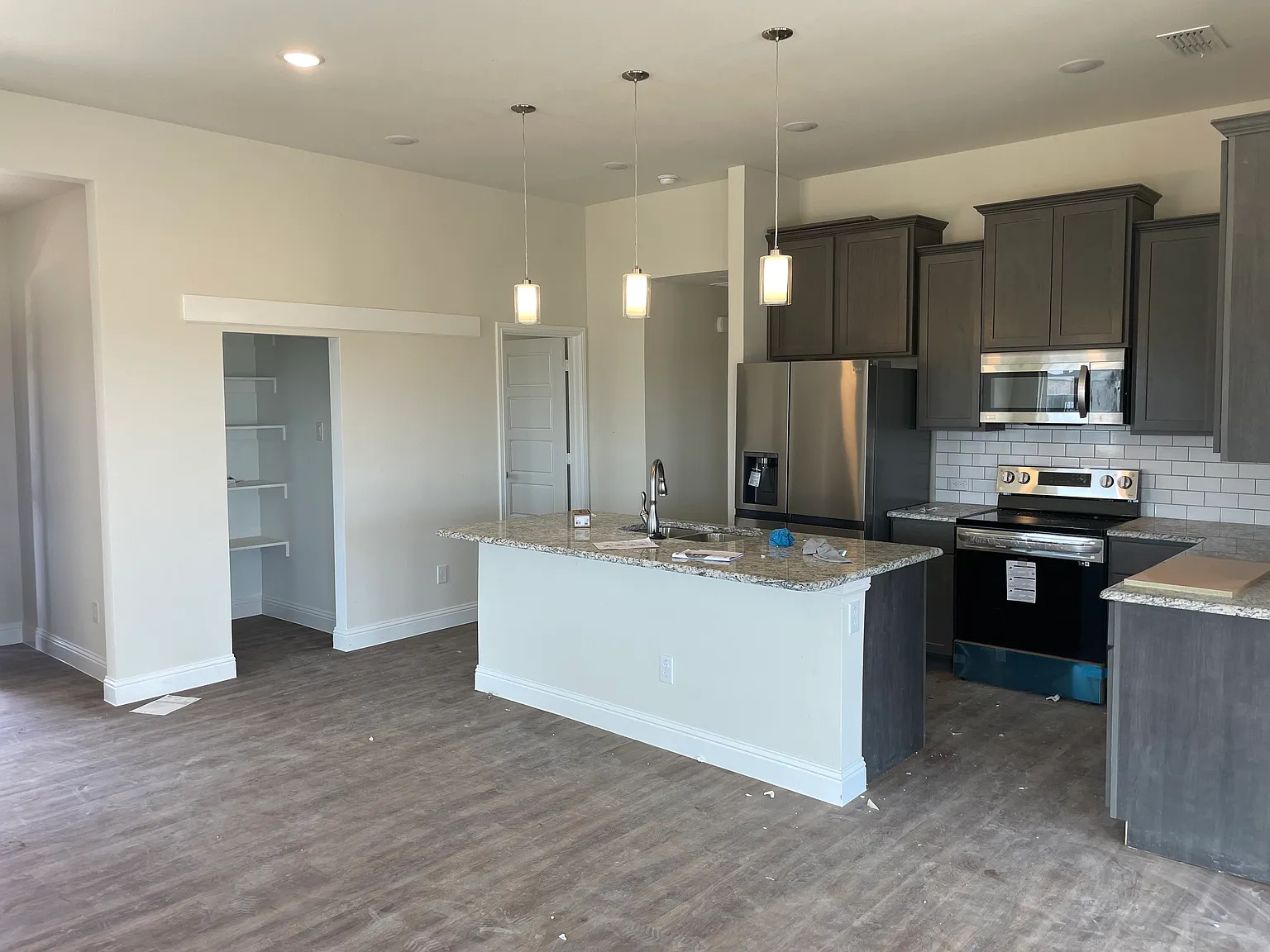 3 bed, 1812 sqft, $2,450 — Photo 4