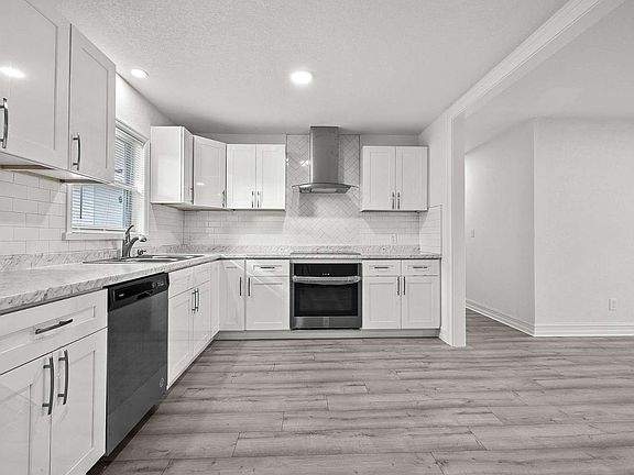 3rd image of 244 SE Oak Hill St